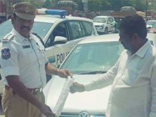 అతను ట్రాఫిక్ పెండింగ్ ఫైన్ ఎంత కట్టాలో తెలుసా...!