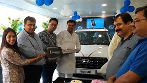 మొట్ట మొదటి డెలివరీని ఇచ్చిన హ్యుందాయ్ వెన్యూ:[వీడియో]