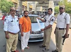 హైదరాబాద్ లో జూలు విదిల్చిన ట్రాఫిక్ పోలీస్లు...అక్షరాలా రూ. 1 లక్ష ఫైన్!!