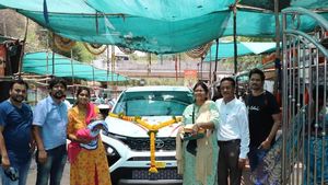 తల్లితండ్రుల వివాహ వార్షికోత్సవంను మర్చిపోలేనిదిగా చేసిన కొడుకు: వీడియో!