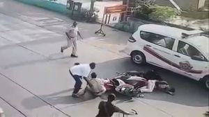 ట్రాఫిక్ పోలీసు పైకి దూసుకెళ్లిన యువకుడు...వీడియో వైరల్!