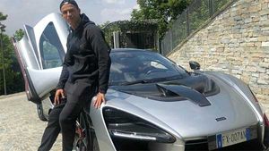 క్రిస్తియనో రోనాల్డో కార్ కలెక్షన్లలో చేరిన మరో లగ్జరీ కార్...దీని విలువ ఎంతంటే...!