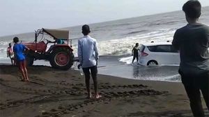 సముద్రంలో కొట్టుకుపోతున్న మారుతి సుజుకి ఎర్టిగాని ఎలా కాపాడారో వీడియో చూడండి !