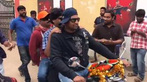 హైదరాబాద్ రోడ్లపై రాయల్ ఎన్ఫీల్డ్ తో రచ్చ రచ్చ చేసిన రాంగోపాల్ వర్మ