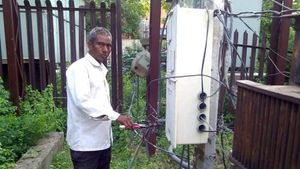 హెల్మెట్ లేదని ఫైన్.. కోపంతో పోలీస్ స్టేషన్ కరెంటు పీకేసిన ఘనుడు