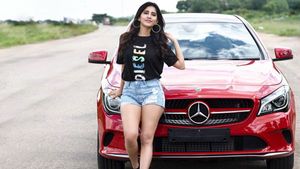 నభా నటేష్ కొత్త కారు.. పిచ్చెక్కించే ఫోజులతో ఇస్మార్ట్ హీరోయిన్