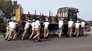 రహదారిపై ఉన్న ట్రక్కును నెట్టిన హైదరాబాద్ పోలీసులు : ఎందుకంటే...?