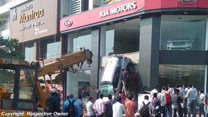 కియా సెల్టోస్ ముంబైలోని డీలర్షిప్ యొక్క మొదటి అంతస్తునుండి పడిపోయిన వీడియో