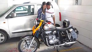 భర్తకు జావా క్లాసిక్ బైక్ ని బహుమతిగా ఇచ్చి సర్ప్రైజ్ చేసిన భార్య