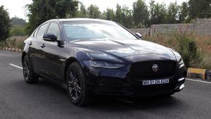 2020 జాగ్వార్ ఎక్స్ఇ రివ్యూ: స్పోర్ట్స్ సెడాన్‌కు లగ్జరీ సొగసులు