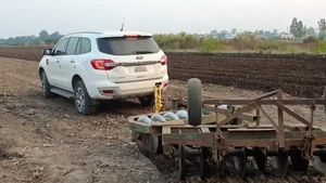 పొలాన్ని దున్నిన ఫోర్డ్ ఎండీవర్ లగ్జరీ ఎస్‌యూవీ [వీడియో]