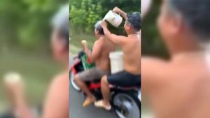   బైకుపై వెల్తూ స్నానం చేసే వారిని ఎక్కడైనా చూసారా, అయితే ఇప్పుడే చూడండి