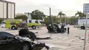 రోడ్డు ప్రమాదంలో రెండుగా విడిపోయిన టెస్లా ఎక్స్ ఎలక్ట్రిక్ కార్