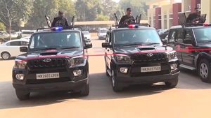 పోలీసులకే కార్లను గిఫ్ట్ గా ఇచ్చిన డిఎల్ఎఫ్ ఫౌండేషన్.. ఎందుకో మరి మీరే చూడండి