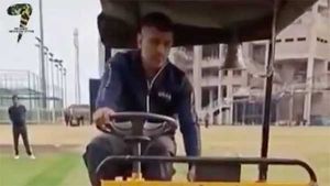 రోడ్ రోలర్ డ్రైవ్ చేసిన మహేంద్ర సింగ్ ధోని [వీడియో]