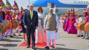 ట్రంప్ ని రిసీవ్ చేసుకోవడానికి నరేంద్ర మోడీ ఏ కారులో వచ్చారంటే.. ?