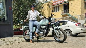 జావా 42 బైక్ డెలివరీ : ఆనందంలో మహిళ