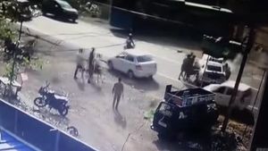 మినీ ట్రక్కుని ఢీ కొన్న ఫోర్డ్ మస్టాంగ్ స్పోర్ట్స్ కార్