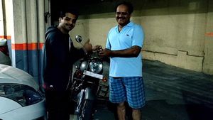 తండ్రికి రాయల్ ఎన్ఫీల్డ్ క్లాసిక్ 350 బైక్ గిఫ్ట్ గా ఇచ్చిన కొడుకు