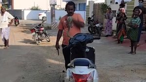 హోండా యాక్టివాలో చేరిన కోబ్రా, చివరికి ఏమైందంటే.. ?