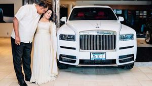 భార్యకు రోల్స్ రాయిస్ కారు గిఫ్ట్ గా ఇచ్చిన భర్త