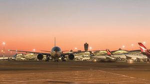 కరోనా ఎఫెక్ట్ : విమానాశ్రయాల్లో ఆంటిసెప్టిక్ రోబోట్స్ 