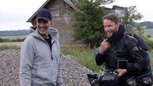 ఆకాశంలోకి ఎగరటానికి ట్రై చేసిన హీరో అక్షయ్ కుమార్ [వీడియో]