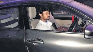 కరోనా ఎఫెక్ట్ : గ్రామస్థులు బహిష్కరించడంతో కారులోనే ఉండిపోయిన యువకుడు