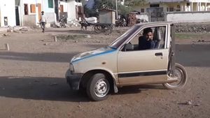 మీరు ఎప్పుడైనా అతి చిన్న త్రీ-వీల్ మారుతి సుజుకి 800 కారు చూసారా?