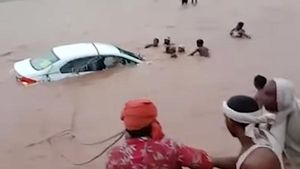 నదిలో పడిపోయిన కొత్తగా పెళ్లి చేసుకున్న జంట ఉన్న హోండా సిటీ, తర్వాత ఏం జరిగిందంటే ?