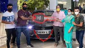 లాక్‌డౌన్‌లో తండ్రికి కారు గిఫ్ట్ గా ఇచ్చిన కొడుకు [వీడియో]