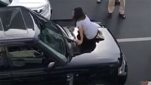 భర్తతో గొడవ.. నడిరోడ్డులో రేంజ్ రోవర్ కారుపైకెక్కిన భార్య, ఆ తర్వాత ఏం జరిగిందో మీరే చూడండి