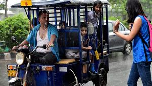 ఎలక్ట్రిక్ ఆటో రిక్షా బ్లాస్ట్ : రిక్షా డ్రైవర్ మృతి, ఎక్కడో తెలుసా ?