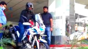  2020 హోండా ఆఫ్రికా ట్విన్ డెలివరీ చేసిన వెంటనే జరిగిన ప్రమాదం, ఇంతకీ ఎలా జరిగిందో తెలుసా ?