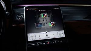 ఇకపై చేతి సంజ్ఞలతో కంట్రోల్ చేయొచ్చు; బెంజ్ కారులో కొత్త ఇన్ఫోటైన్‌మెంట్!