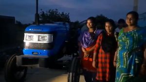 వ్యవసాయ పనుల్లో కాడెద్దులుగా మారిన అక్కా చెల్లెలు ; చలించిపోయి ట్రాక్టర్ ఇచ్చిన సోనూ సూద్