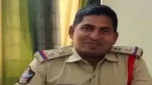 2 కి.మీ కార్ బోనెట్ మీద వేలాడుతూ వెళ్లిన పోలీస్ సబ్ ఇన్స్పెక్టర్ , ఎందుకో మీరే చూడండి