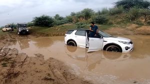 ల్యాండ్ రోవర్ ని కాపాడిన మహీంద్రా థార్, ఎలాగో వీడియో చూడండి