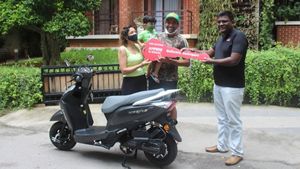 క్రికెటర్ రాబిన్ ఉతప్పకు పంపిణీ చేయబడిన ఆంపియర్ ఎలక్ట్రిక్ స్కూటర్ 