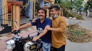 తండ్రికి రాయల్ ఎన్‌ఫీల్డ్ బైక్ గిఫ్ట్ గా ఇచ్చిన కొడుకు [వీడియో]