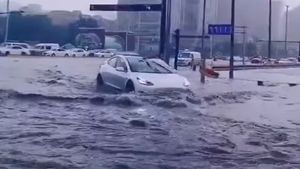 వరద నీటిలో చేపలాగా ఈదుతున్న ఎలక్ట్రిక్ కారు 