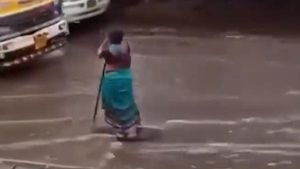 వర్షంలో ఒకే చోట 8 గంటలు నిలబడిన వృద్ధ మహిళ, ఎందుకో తెలిస్తే షాక్ అవుతారు