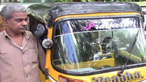 హెల్మెట్ లేదని ఆటో డ్రైవర్‌కి ఫైన్ వేసిన ట్రాఫిక్ పోలీసులు ; ఎక్కడో తెలుసా ? 