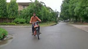 సొంతంగా మోటారుసైకిల్ తయారు చేసిన 10 వ తరగతి విద్యార్థి ; ఎలా ఉందో చూసారా ?