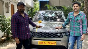 భీష్మ డైరెక్టర్‌కి రేంజ్ రోవర్ గిఫ్ట్ గా ఇచ్చిన హీరో నితిన్, ఎందుకో తెలుసా !
