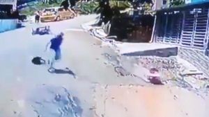 గ్రేట్.. పిల్లాడిని రక్షించడానికి ఈ బైక్ రైడర్ ఏం చేసాడో చూడండి