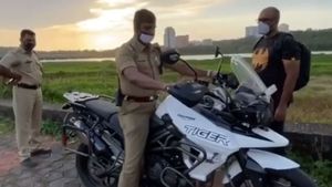 ఖరీదైన బైక్ చూసి నోరుతెరిచిన పోలీస్.. తర్వాత ఏం జరిగిందంటే ?