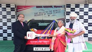 పాత స్కూటర్‌తో తల్లిని తీర్థయాత్రలకు తీసుకెళ్లిన కొడుక్కి KUV100 గిఫ్ట్ గా ఇచ్చిన ఆనంద్ మహీంద్రా  