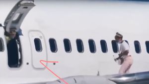 విమానాశ్రయంలో వింత చర్యకు పాల్పడిన మహిళ.. చివరికి ఏమైందంటే?