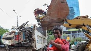 బ్రతుకు తెరువుకోసం కొన్న రిక్షా స్వాధీనం చేసుకున్న అధికారులు.. తర్వాత ఏం జరిగిందంటే ?